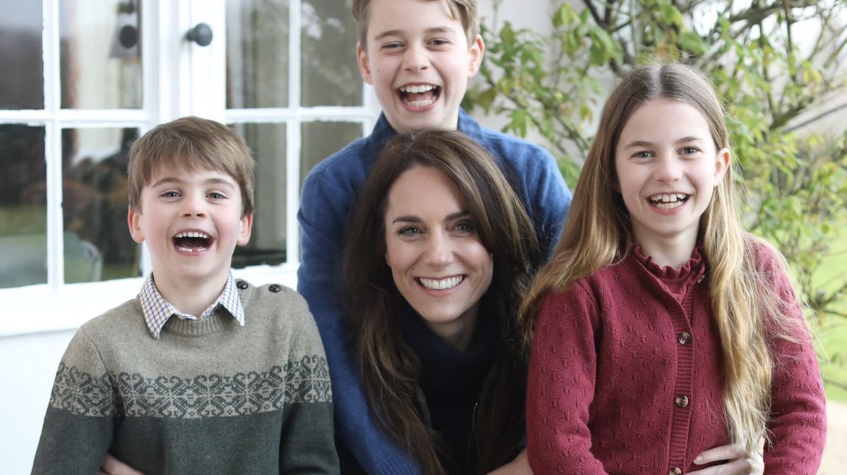 Královská rodina zveřejnila první snímek Kate po operaci břicha